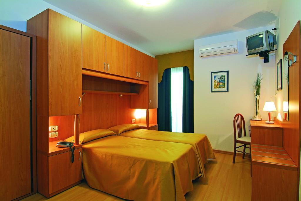 Hotel Garni Losanna بيبيوني الغرفة الصورة